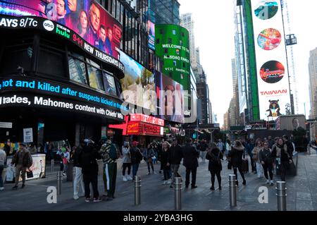 Die Leute laufen durch den Times Square, Manhattan, New York City. Stockfoto