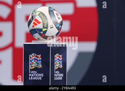 Posen, Polen - 11. Oktober 2024: Adidas Nations League Pro, offizieller Spielball der UEFA Nations League 2024-2025 auf dem Podest während des Spiels Ukraine gegen Georgien in Posen Stockfoto