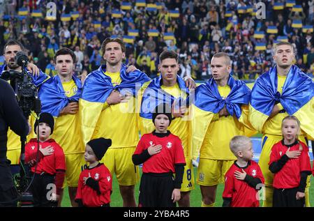 Posen, Polen - 11. Oktober 2024: Die Spieler der Ukraine-Nationalmannschaft hören die Nationalhymne vor dem Spiel Ukraine gegen Georgien im Posen-Stadion in Posen, Polen Stockfoto