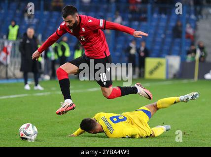 Posen, Polen - 11. Oktober 2024: Levan Shengelia aus Georgien (L, #19) und Georgij Sudakow aus der Ukraine (Platz 8) im Rahmen ihres Spiels der UEFA Nations League im Posen-Stadion Stockfoto