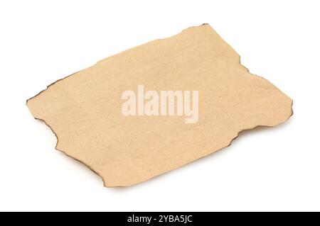 Stück altes Papier mit dunkel verbrannten Rändern, isoliert auf weiß Stockfoto