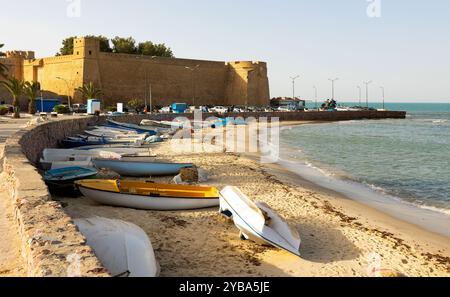 Hammamet Promenade mit befestigter Kasbah und Fischerbooten, Tunesien Stockfoto