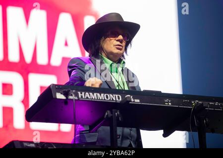 Manchester, England, 17. Oktober 2024. Primal Scream unterstützt Alice Cooper in der AO Arena in Manchester. Quelle: Izzy Clayton/Alamy Live News Stockfoto