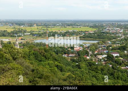 Ein ruhiger Blick aus der Vogelperspektive auf das historische Oudong-Gebiet, eingebettet in üppiges Grün in der Provinz Kandal, Kambodscha. Stockfoto