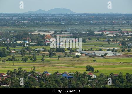 Ein ruhiger Blick aus der Vogelperspektive auf das historische Oudong-Gebiet, eingebettet in üppiges Grün in der Provinz Kandal, Kambodscha. Stockfoto