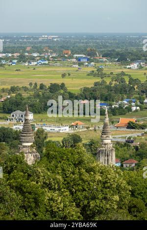 Ein ruhiger Blick aus der Vogelperspektive auf das historische Oudong-Gebiet, eingebettet in üppiges Grün in der Provinz Kandal, Kambodscha. Stockfoto