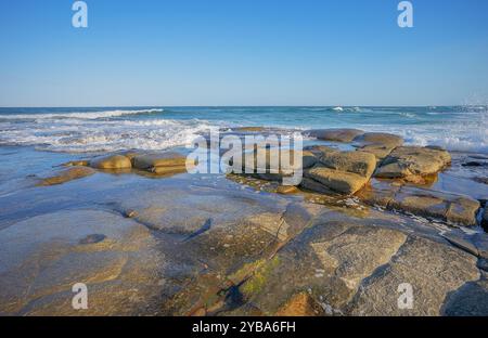 Surfwellen brechen über die felsige Landzunge am Point Cartwright in Kawana an der Sunshine Coast von Queensland Stockfoto