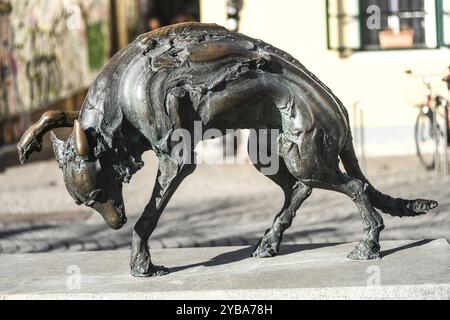 Ljubljana: Moderne Statue eines Hundes in Petkovskovo nabrezje (Straße). Slowenien Stockfoto