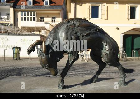 Ljubljana: Moderne Statue eines Hundes in Petkovskovo nabrezje (Straße). Slowenien Stockfoto