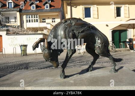 Ljubljana: Moderne Statue eines Hundes in Petkovskovo nabrezje (Straße). Slowenien Stockfoto