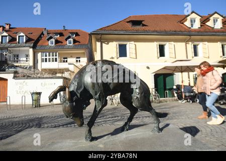 Ljubljana: Moderne Statue eines Hundes in Petkovskovo nabrezje (Straße). Slowenien Stockfoto