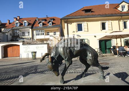 Ljubljana: Moderne Statue eines Hundes in Petkovskovo nabrezje (Straße). Slowenien Stockfoto