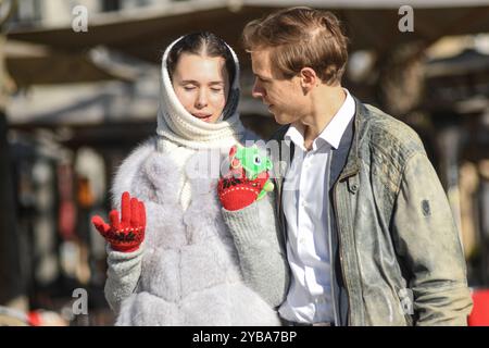 Ljubljana: Ein Paar zu Fuß auf der Petkovskovo nabrezje (Straße). Slowenien Stockfoto