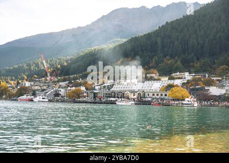 Blick auf Lake Esplanade während der Herbstsaison, Queenstown, Neuseeland Stockfoto