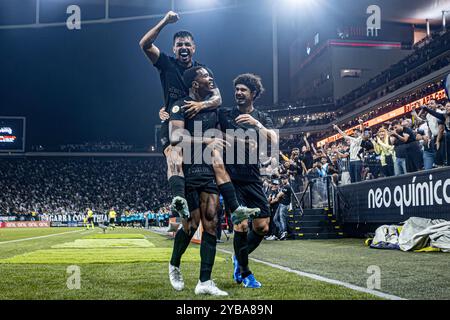 São Paulo, Brasilien - 17. Oktober: Cacá of Corinthians feiert sein Tor (2:0) während des Campeonato Brasileiro Serie A 2024/25 Ligaspiels zwischen Corinthians und Athletico Paranaense in der Arena Corinthians am 17. Oktober 2024 in São Paulo, Brasilien (Foto: Sports Press Photo/Sports Press Photo/C - EINE STUNDE DEADLINE - NUR AKTIVIEREN, WENN BILDER WENIGER ALS EINE STUNDE ALT SIND - Alamy) Credit: SPP Sport Press Photo. /Alamy Live News Stockfoto