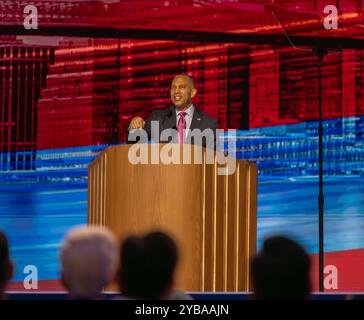 CHICAGO, Illinois – 21. August 2024: Hakeem Jeffries (D-NY) spricht über die Demokratische Nationalversammlung 2024 im United Center. Stockfoto