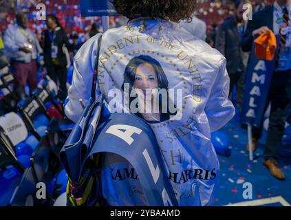 CHICAGO, Illinois – 22. August 2024: Eine Person trägt eine Jacke mit einem Bild von Vizepräsidentin Kamala Harris auf der Democratic National Convention 2024. Stockfoto