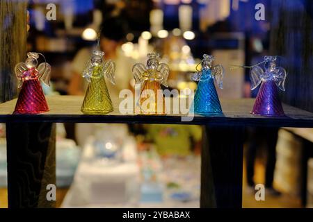 Ein geschlossener Blick auf Glasprodukte im Otaru Taishou Glass Museum. Otaru, Hokkaido, Japan Stockfoto