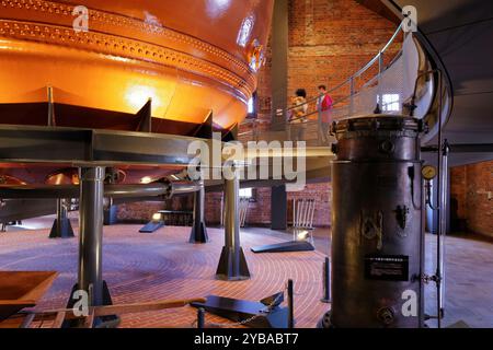 Die Ausstellung des Kupfergärtanks im Sapporo Beer Museum. Sapporo, Hokkaido, Japan Stockfoto