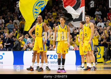 Berlin, Deutschland. Oktober 2024. Matteo Spagnolo (3), Yanni Wetzell (5) und Louis Olinde (19) von ALBA Berlin während des Turkish Airlines EuroLeague Basketballspiels zwischen ALBA Berlin und Fenerbahce in der Uber Arena in Berlin. Quelle: Gonzales Photo/Alamy Live News Stockfoto