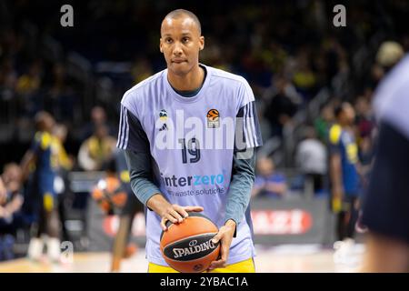 Berlin, Deutschland. Oktober 2024. Louis Olinde (19) von ALBA Berlin sah sich vor dem Basketballspiel der Turkish Airlines EuroLeague zwischen ALBA Berlin und Fenerbahce in der Uber Arena in Berlin aufwärmen. Quelle: Gonzales Photo/Alamy Live News Stockfoto