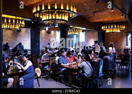 Besucher testen Bier in der Star Hall der bezahlten Biertesthalle im Sapporo Beer Museum.Sapporo, Hokkaido.Japan Stockfoto