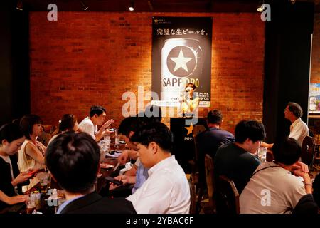 Biertests in der Sternhalle die bezahlte Bierprüfungshalle im Sapporo Bier Museum.Sapporo.Hokkaido.Japan Stockfoto