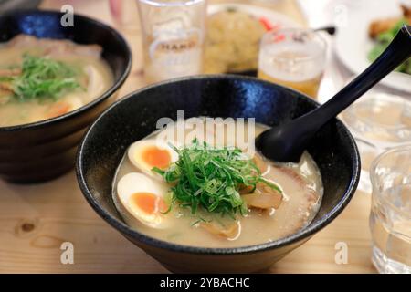 Miso Tonkotsu Ramen mit weichgekochtem Ei, serviert in einem Restaurant. Kyoto. Japan Stockfoto