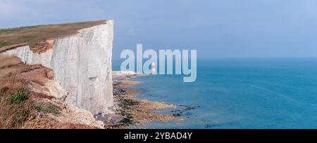 Panoramabild der weißen Klippen am Beachy Head mit Leuchtturm an der Küste des Ärmelkanals Stockfoto