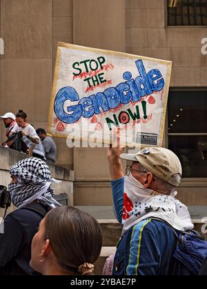 Toronto Kanada / 20.09.2024. Demonstranten und Unterstützer gegen den Krieg in Gaza ziehen durch die Innenstadt von Toronto. Stockfoto