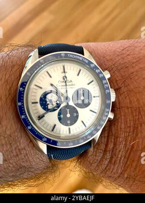 Omega-Uhr, 50-jähriges Jubiläum „Eyes on the Stars“ Silver Snoopy Award Tribut an die Auszeichnung, die Omega 1970 von NASA-Astronauten für Apollo 13 erhielt Stockfoto