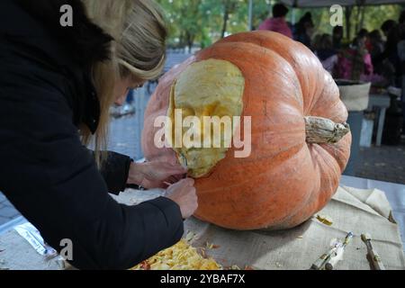 Riga, Lettland. Oktober 2024. Ein Künstler schnitzt einen Kürbis während Lettlands größter Kürbismeisterschaft am 17. Oktober 2024 in Riga, Lettland. Die 19. Lettlands größte Kürbismeisterschaft fand am Donnerstag hier statt. Quelle: Edijs Palens/Xinhua/Alamy Live News Stockfoto