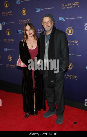 New York, Usa. Oktober 2024. Sheila Kelley und Richard Schiff nehmen am 17. Oktober 2024 am 25. Jahrestag der DGA Honors im Directors Guild of America, New York Theater in New York, NY, Teil (Foto: Udo Salters/SIPA USA). Quelle: SIPA USA/Alamy Live News Stockfoto