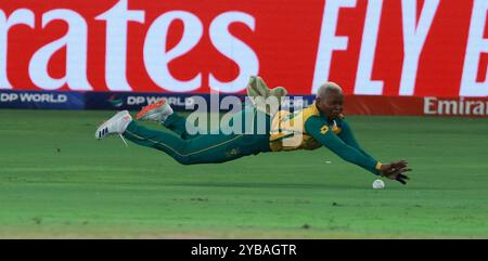 Dubai, Dubai, VAE. Oktober 2024. Nonkululeko Mlaba aus Südafrika versuchte, die Grenze während des ersten Halbfinals der ICC Women's T20 Cricket World Cup zwischen Australien und Südafrika im Dubai International Cricket Stadium zu stoppen. (Kreditbild: © Avijit das/ZUMA Press Wire) NUR REDAKTIONELLE VERWENDUNG! Nicht für kommerzielle ZWECKE! Stockfoto