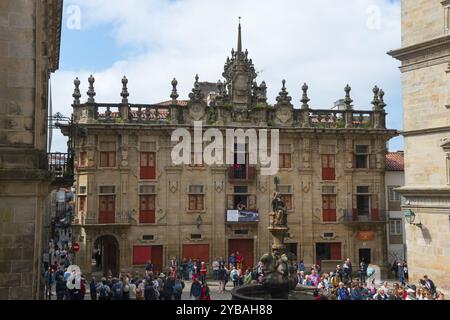 Barockes Gebäude mit dekorativer Fassade und vielen Besuchern im Vordergrund an einem sonnigen Tag, Casa do Cabido, Sala de Exposicions, Ausstellung und trad Stockfoto