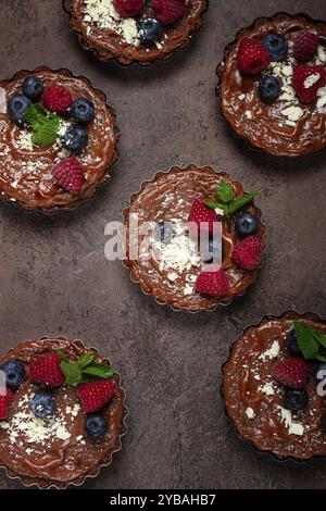 Schokoladentörtchen, gefüllt mit Hüttenkäse und Beeren, Frühstück, hausgemacht, keine Leute Stockfoto