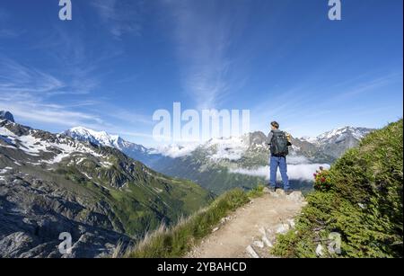 Bergsteiger auf einem Wanderweg, Blick ins Tal mit dem Gipfel Mont Blanc, Chamonix, Haute-Savoie, Frankreich, Europa Stockfoto