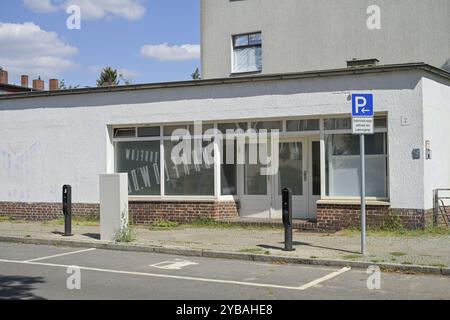 Leerer Parkplatz, Parkplatz für Elektrofahrzeuge während des Ladevorgangs, Neukoelln, Berlin, Deutschland, Europa Stockfoto