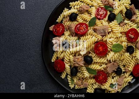 Thunfischsalat, Fusilli-Pasta, Oliven und Kirsche, Olivenöl, hausgemacht Stockfoto