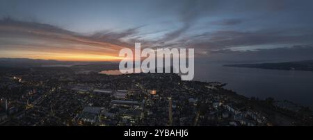 Luftaufnahme, Panorama der Stadt Radolfzell am Bodensee vor Sonnenaufgang, Landkreis Konstanz, Baden-Württemberg, Deutschland, Europa Stockfoto