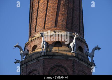 Detail, gewickelter Industrieschornstein von Carl Jacobsen, Vilhelm Dahlerup und PS Beckmann mit Nachbildungen der Chimären oder Gargoyle-Skulpturen aus Notre-D Stockfoto