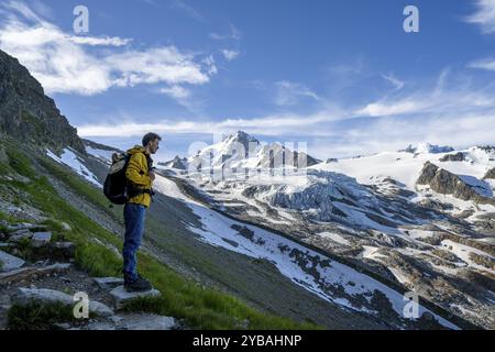 Bergsteiger vor hochalpiner Berglandschaft, Gipfel der Aiguille de Chardonnet und Glacier du Tour, Gletscher und Berggipfel Chamonix Stockfoto