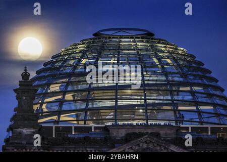 Vollmond auf der Reichstagskuppel, 16. Oktober 2024, Berlin, Deutschland, Europa Stockfoto