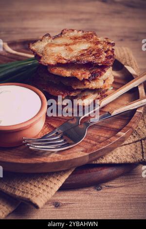 Kartoffelpfannkuchen, Pfannkuchen mit Sauerrahm, weißrussisches Gericht, hausgemacht, keine Leute Stockfoto