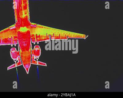 Flugzeug im Anflug, Ansicht von unten. Wärmebild oder Thermografie, Symbolfoto, interpoliert. Deutschland Stockfoto