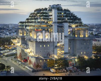 Luftaufnahme des Hamburger Bunkers mit grünen Terrassen und moderner Architektur im abendlichen Stadtbild zur blauen Stunde, Heiligengeistfeld, St. Pauli Stockfoto