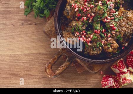 Guruli, georgianisches Huhn, mit Walnüssen, gedünstet in Wein und Gewürzen, gurianisches Huhn, hausgemacht, keine Leute Stockfoto