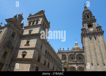 Detaillierte historische Gebäude und Türme unter blauem Himmel, Kathedrale, Santiago de Compostela, autonome Gemeinschaft Galiciens, Wallfahrtsort, de Stockfoto