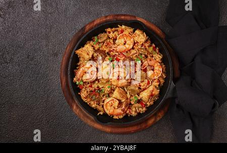 Jambalaya, kreolisches Gericht, amerikanisches Pilaw, Reis mit Huhn und Garnelen, Gemüse, hausgemacht, keine Leute Stockfoto