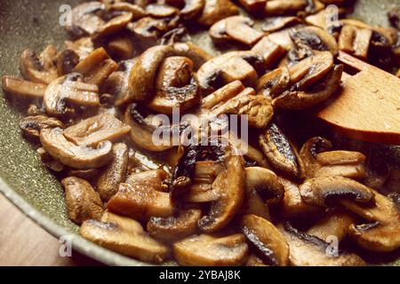 Gebratene Pilze in einer Pfanne, mit Holzgabel, selbstgemacht, keine Leute Stockfoto